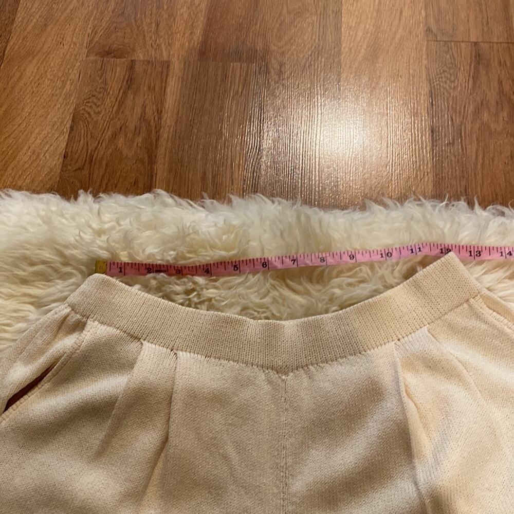 St. John Knitwear Pleated Santana Knit Pants Cream EUC Sz 8 Stretchy Classic - Picture 12 of 14